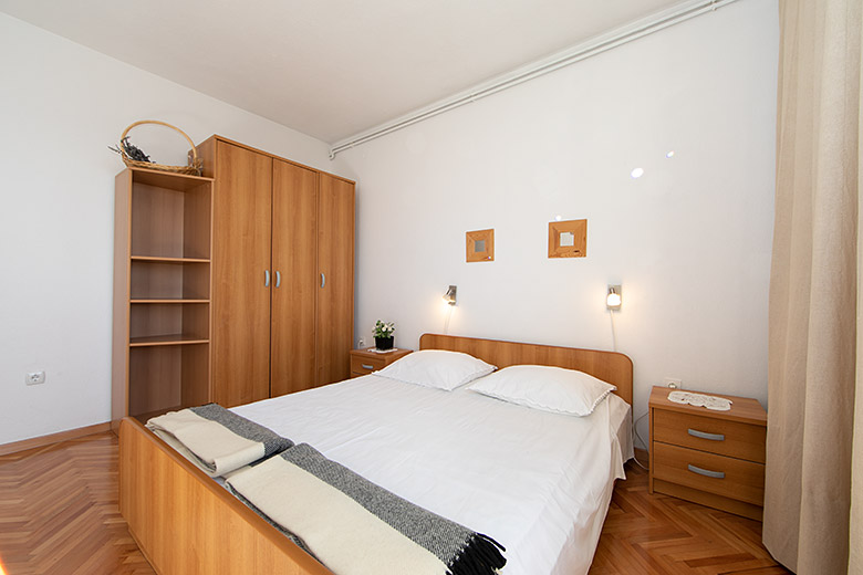 Apartments Mrsić, Podgora - bedroom