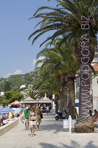 Podgora's promenade: large with many offers: restaurants, shops