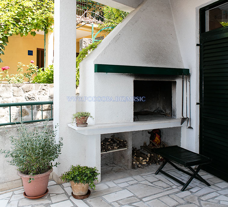 apartments Mrsić, Podgora - barbecue